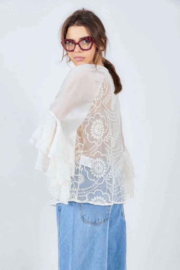 BZNA Transparente Boho Bluse Beige mit Blumenstickerei Rüschenärmeln