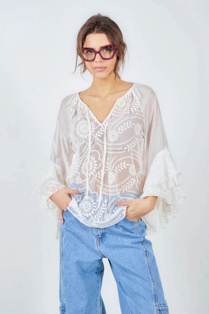 BZNA Transparente Boho Bluse Beige mit Blumenstickerei Rüschenärmeln