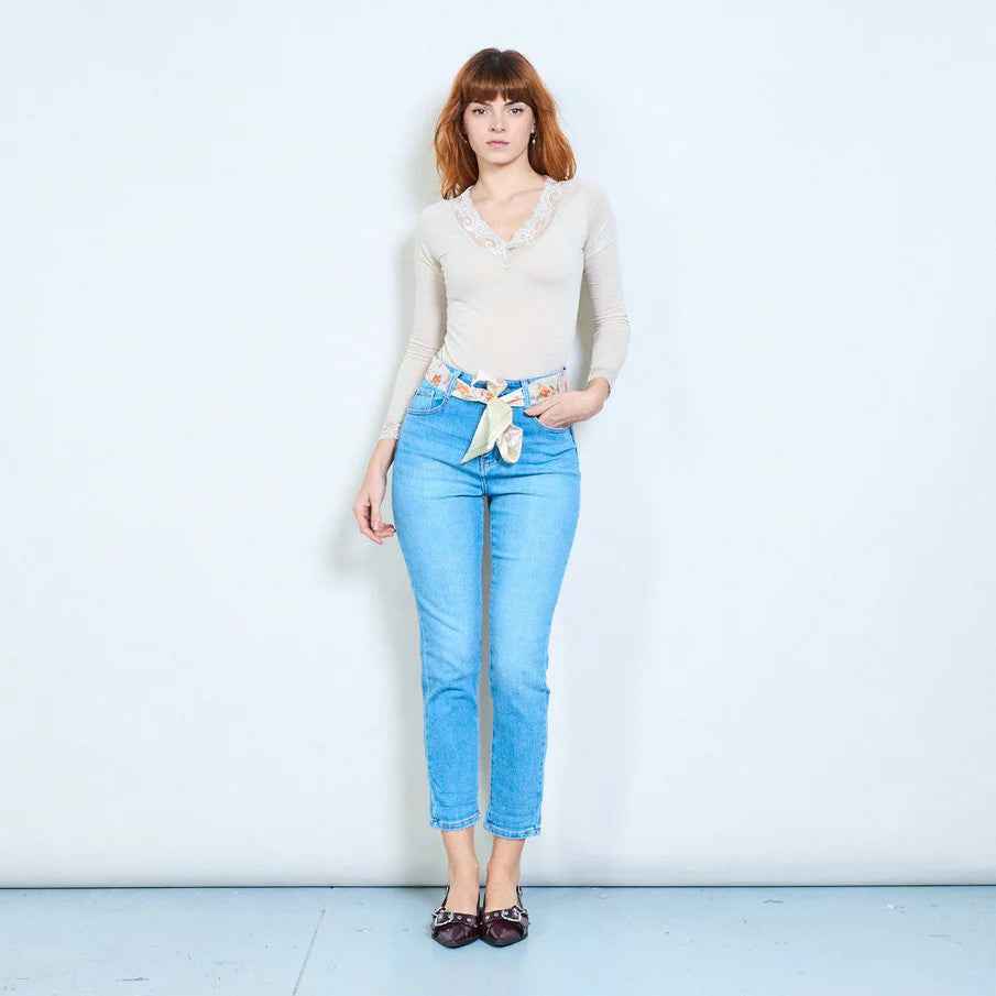 BZNA Berlin Slim Fit Denim Jeans mit Blumenmuster und Bindegürtel