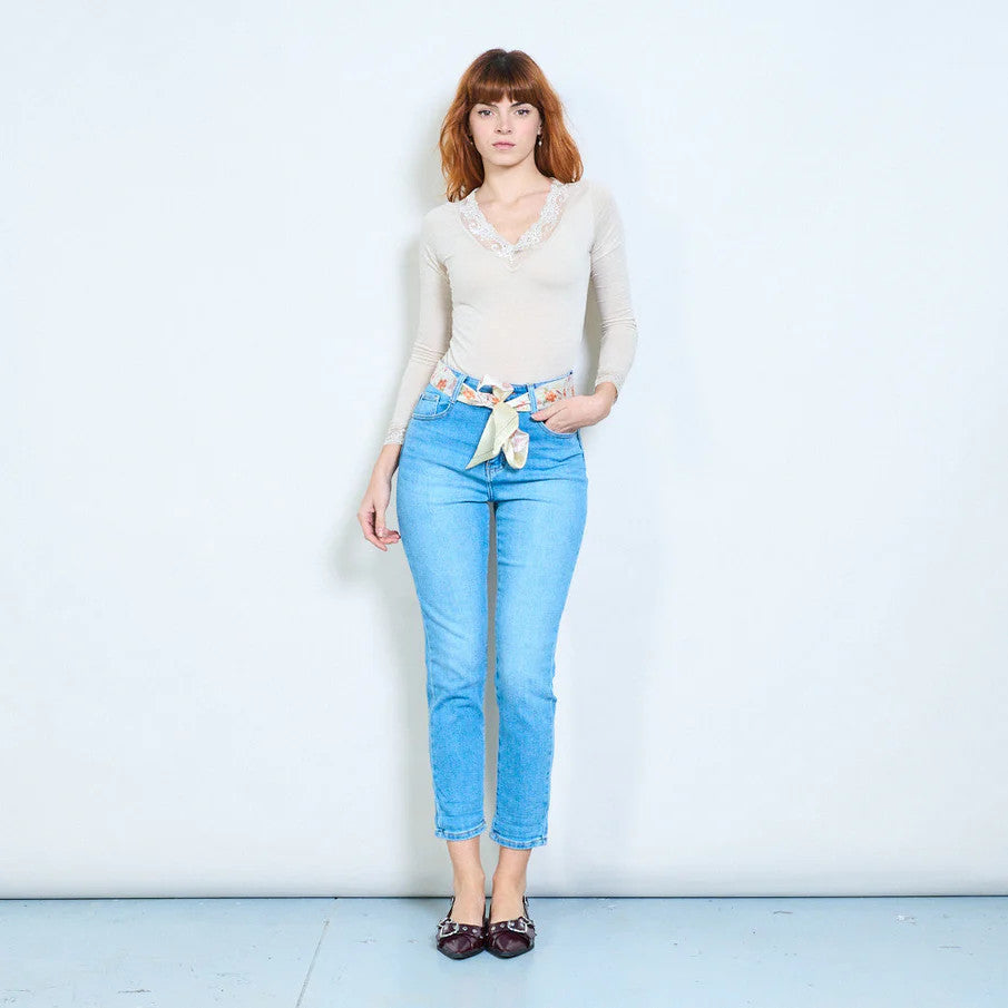 BZNA Berlin Slim Fit Denim Jeans mit Blumenmuster und Bindegürtel