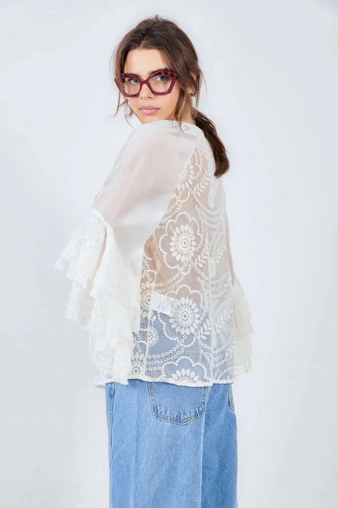 BZNA Transparente Boho Bluse Beige mit Blumenstickerei Rüschenärmeln