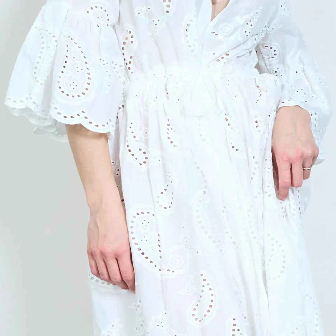 BZNA Weiß Paisley-Loch-Midikleid mit geraffter Taille und luftigen langen Ärmeln oneSize