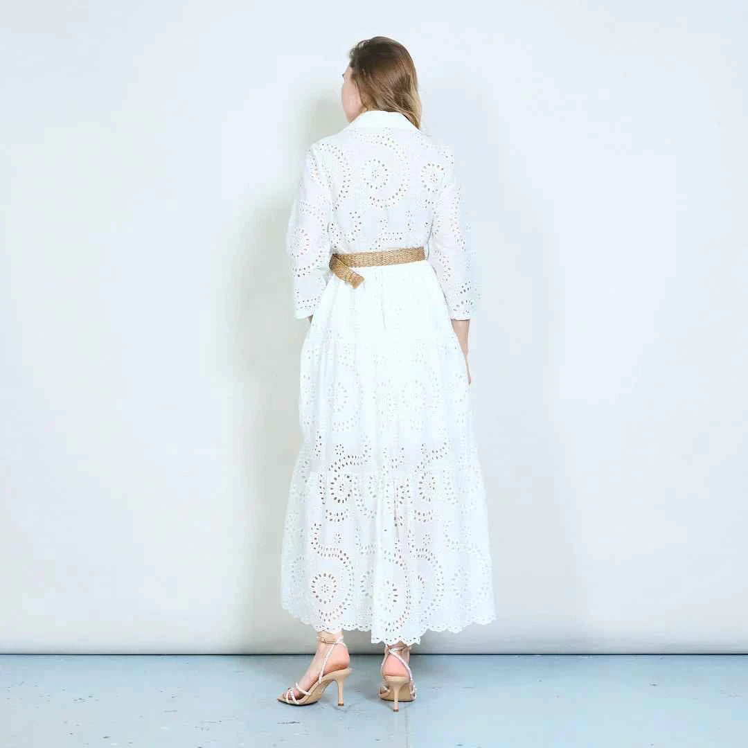 BZNA Weiß Blumen besticktes Hemdkragen Midikleid mit gestuftem Saum und geflochtenem Taillendetail oneSize