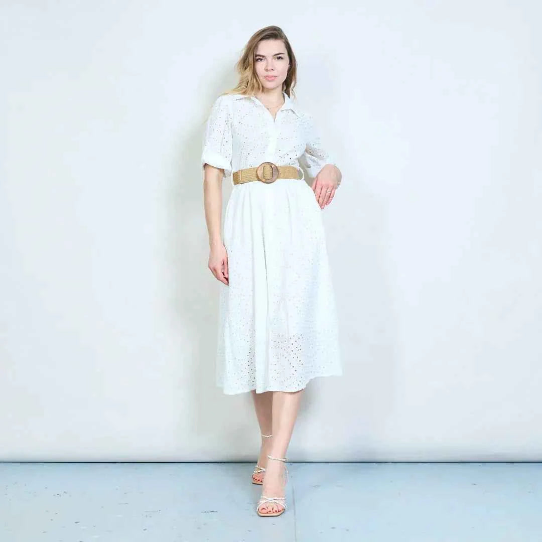 BZNA Weiß mit Blumen besticktes Midikleid in Wickeloptik vorne mit strukturierter Taillenformung und geflochtenem Gürteldetail oneSize