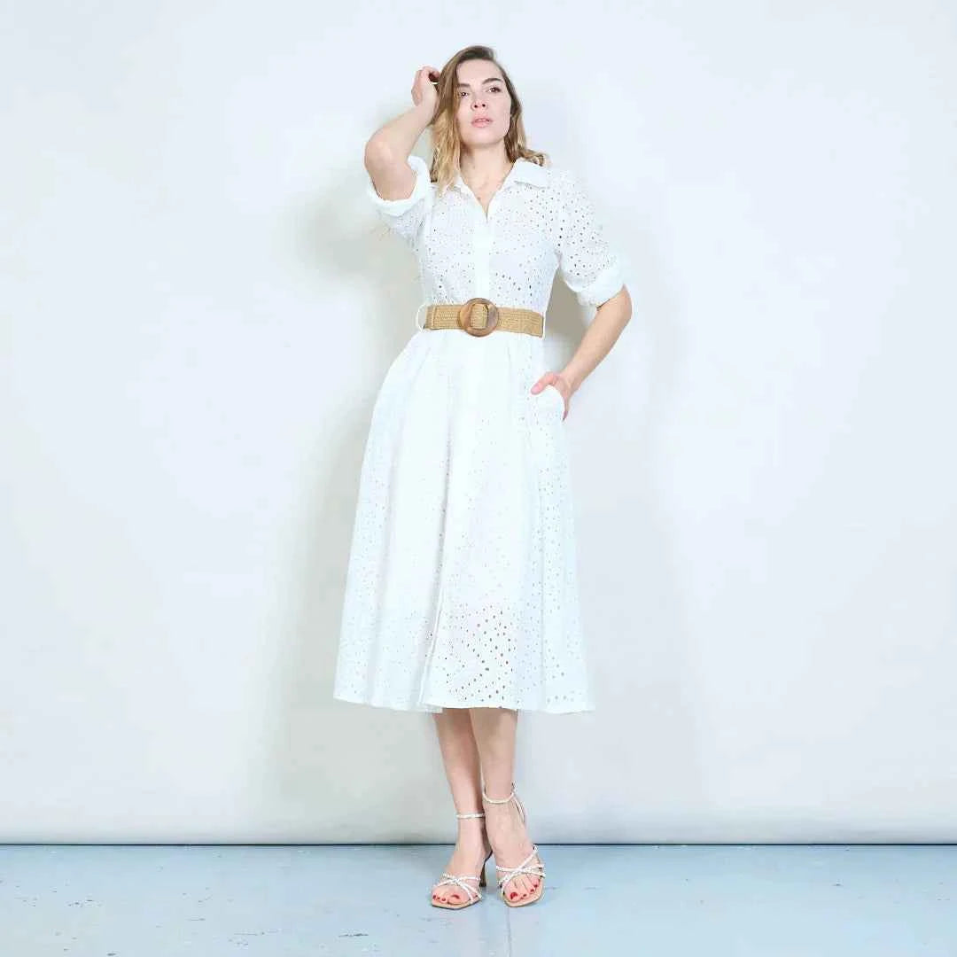 BZNA Weiß mit Blumen besticktes Midikleid in Wickeloptik vorne mit strukturierter Taillenformung und geflochtenem Gürteldetail oneSize