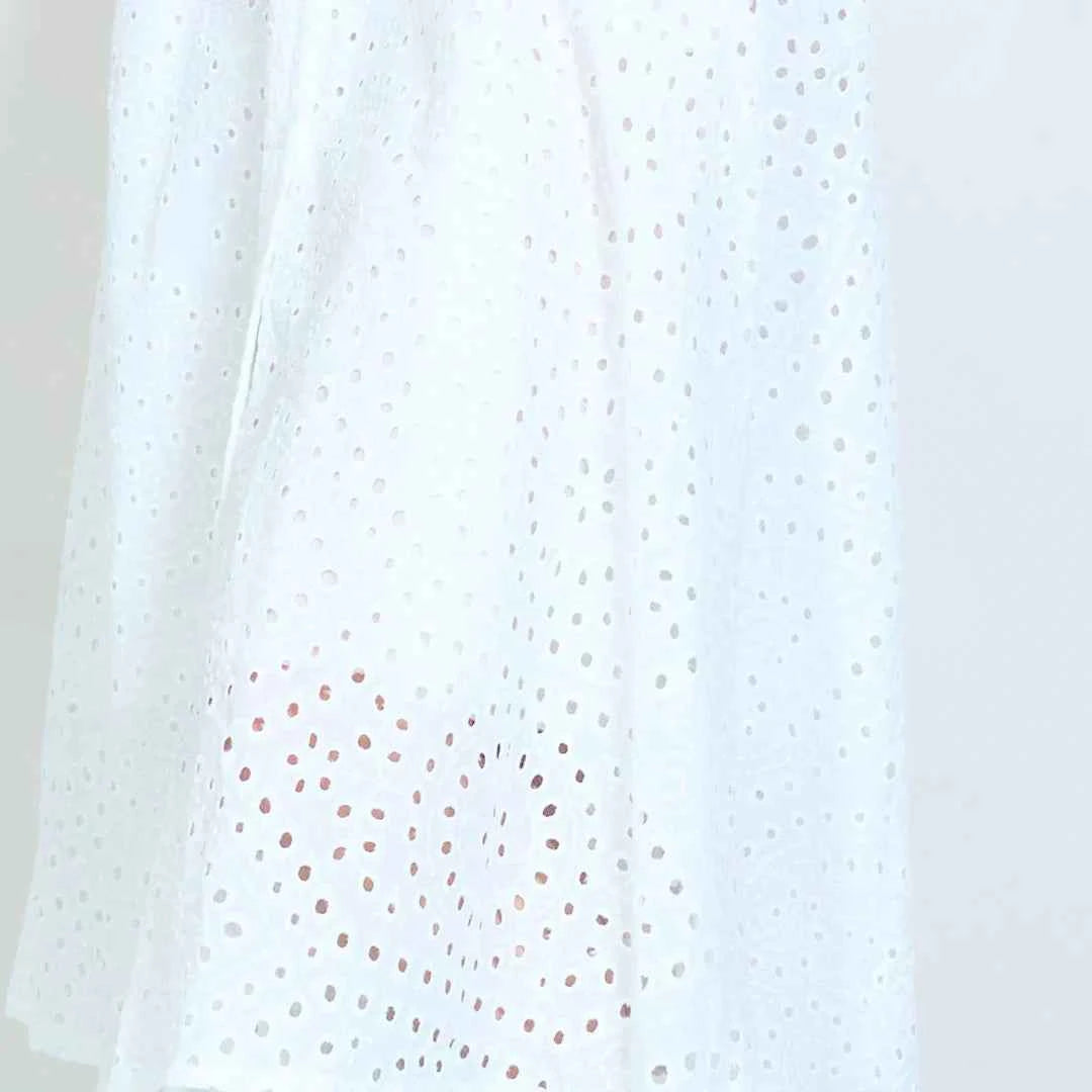 BZNA Weiß mit Blumen besticktes Midikleid in Wickeloptik vorne mit strukturierter Taillenformung und geflochtenem Gürteldetail oneSize