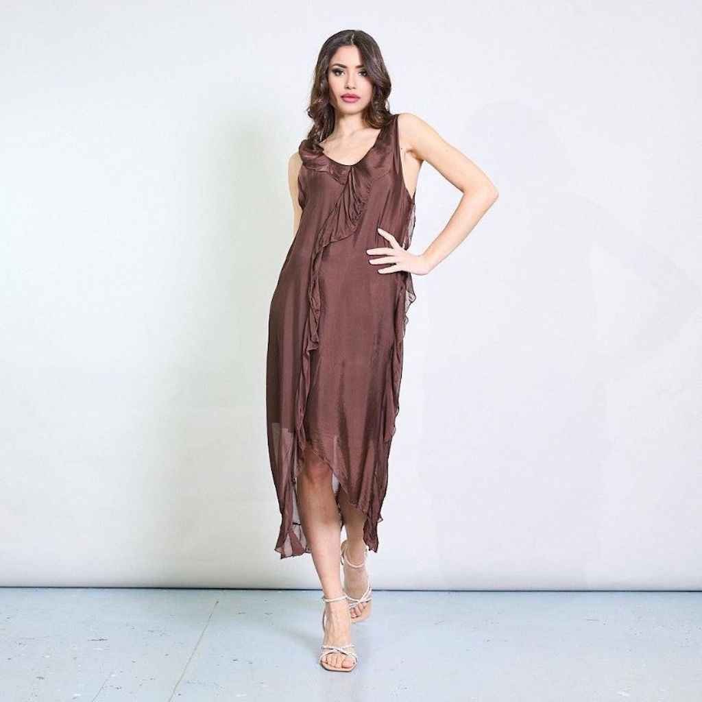 BZNA Ibiza Kleid asymmetrisch Rüschendetail Coffee aus Seidenchiffon Seidenkleid oneSize