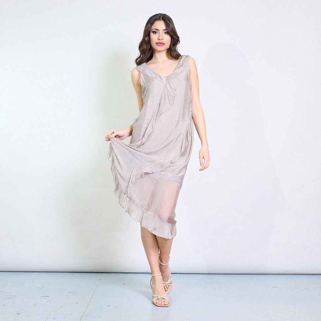 BZNA Ibiza Kleid asymmetrisch Rüschendetail Beige aus Seidenchiffon Seidenkleid oneSize