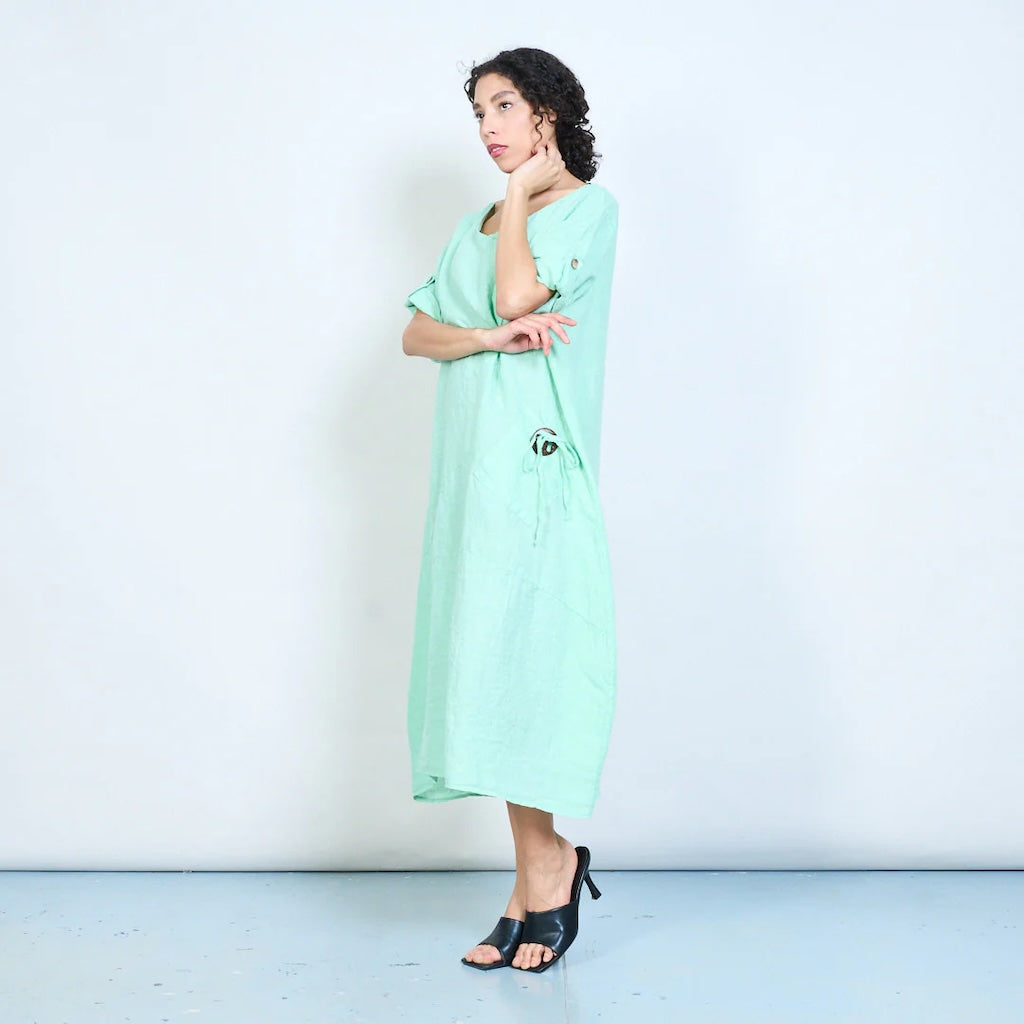 BZNA Sommerliches Leinen Midikleid mit seitlicher Schnürung und Knopfdetail oneSize: 34-42 - B Z N A