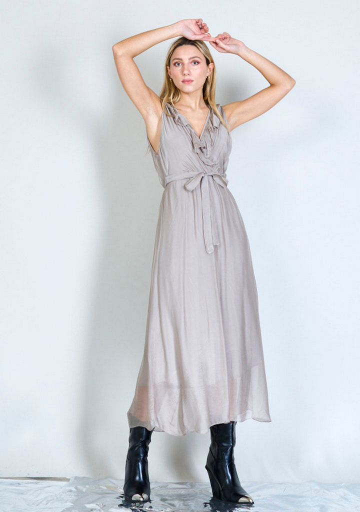 BZNA Ibiza Kleid light Taupe Seidenchiffon langes Kleid mit Rüschen Seidenkleid oneSize