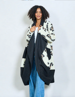 Lade das Bild in den Galerie-Viewer, BZNA Oversize Open Front Strickmantel Wollmantel Creme Leo mehrfarbig  -  MADE IN ITALY
