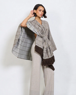 Lade das Bild in den Galerie-Viewer, BZNA Strickponcho in Kaffee -Fischgräten-  Wolltuch mit Fransen - Poncho MADE IN ITALY
