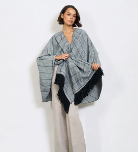 BZNA Strickponcho in Schwarz -Fischgräten-  Wolltuch mit Fransen - Poncho MADE IN ITALY