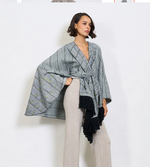 Lade das Bild in den Galerie-Viewer, BZNA Strickponcho in Schwarz -Fischgräten-  Wolltuch mit Fransen - Poncho MADE IN ITALY
