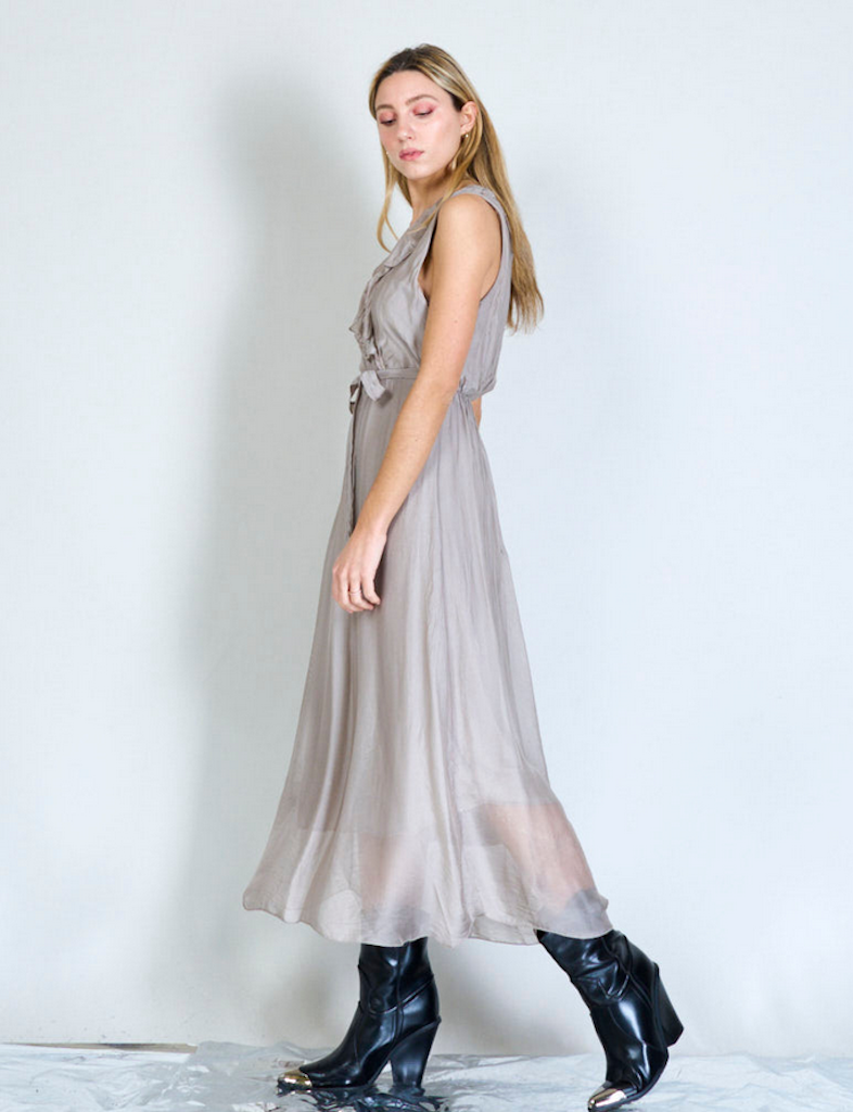BZNA Ibiza Kleid light Taupe Seidenchiffon langes Kleid mit Rüschen Seidenkleid oneSize