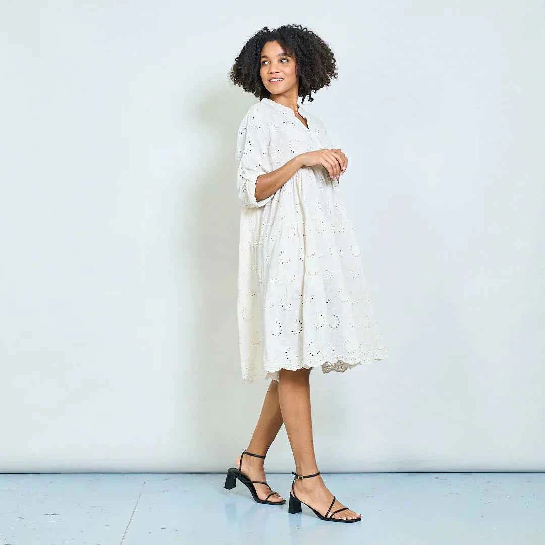 BZNA Abgestufte Broderie Anglaise Tunika Kleid mit Knopfausschnitt  oneSize