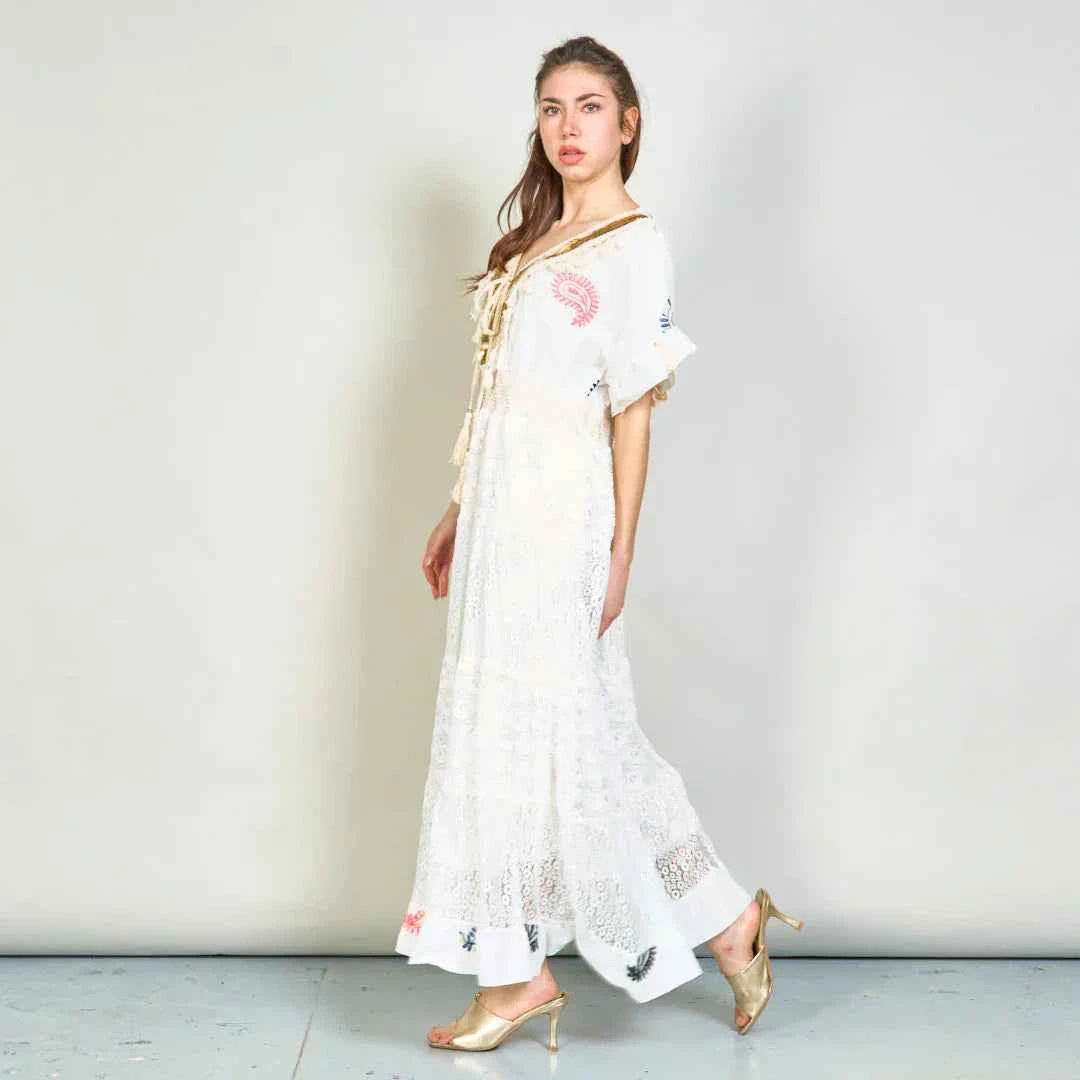 BZNA Sommer Strandkleid Weiß Sticked Boho Spitze Maxikleid mit Quasten oneSize