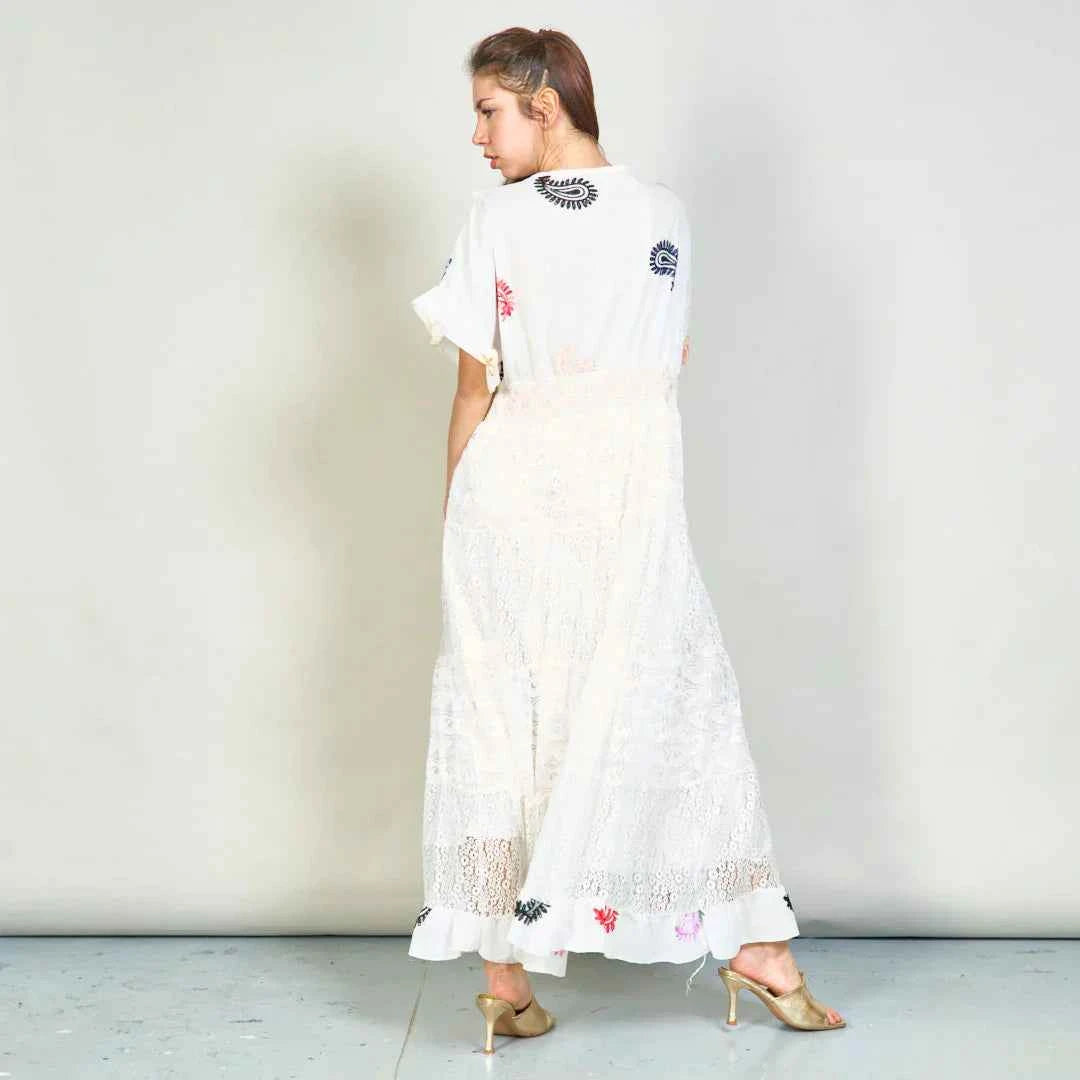 BZNA Sommer Strandkleid Weiß Sticked Boho Spitze Maxikleid mit Quasten oneSize