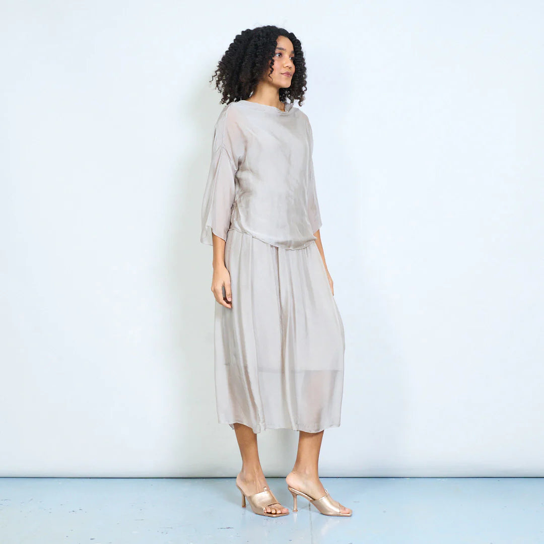 BZNA Kleid  Seidenkleid  Midikleid mit drapiertem Wasserfallausschnitt und fließendem gerafftem Rock oneSize - B Z N A